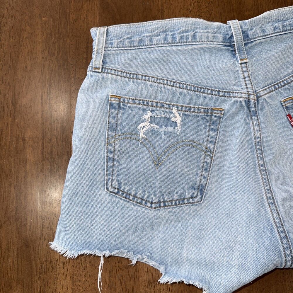 Levis 501 Jeans Cut Off Shorts Light Wash Distressed Raw Hem Button Fly W29 - Picture 8 of 14